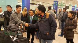 Rio Haryanto juga disambut warga Indonesia di Bandara El Prat, Barcelona, Spanyol, Sabtu (20/2/2016). (Bola.com/Istimewa)