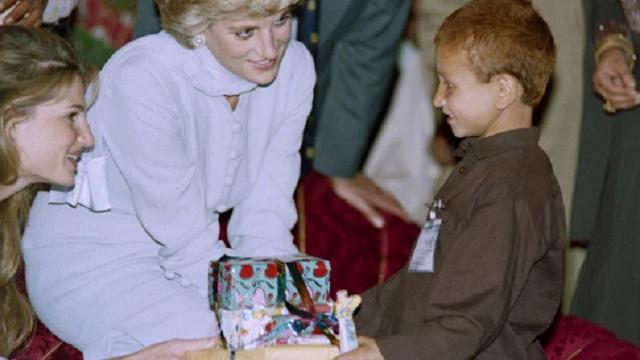 Putri Diana memberikan sebuah kado untuk seorang anak kecil penderita kanker di Khanum Memorial Cancer Hospital, Lahore, Pakistan (AFP)