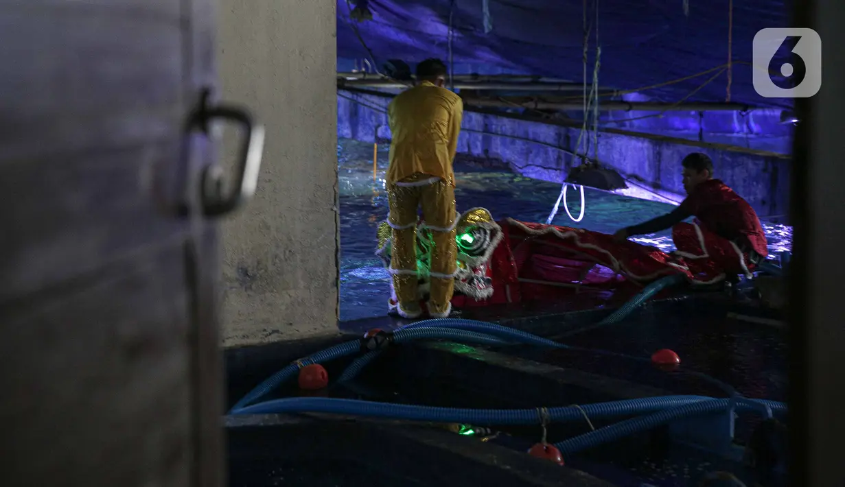 Penyelam bersiap jelang beraksi menghibur pengunjung di akuarium SeaWorld Ancol, Jakarta, Senin (24/1/2022). Atraksi barongsai dan liong tersebut digelar dalam rangka memeriahkan perayaan tahun baru Imlek 2573. (Liputan6.com/Faizal Fanani)