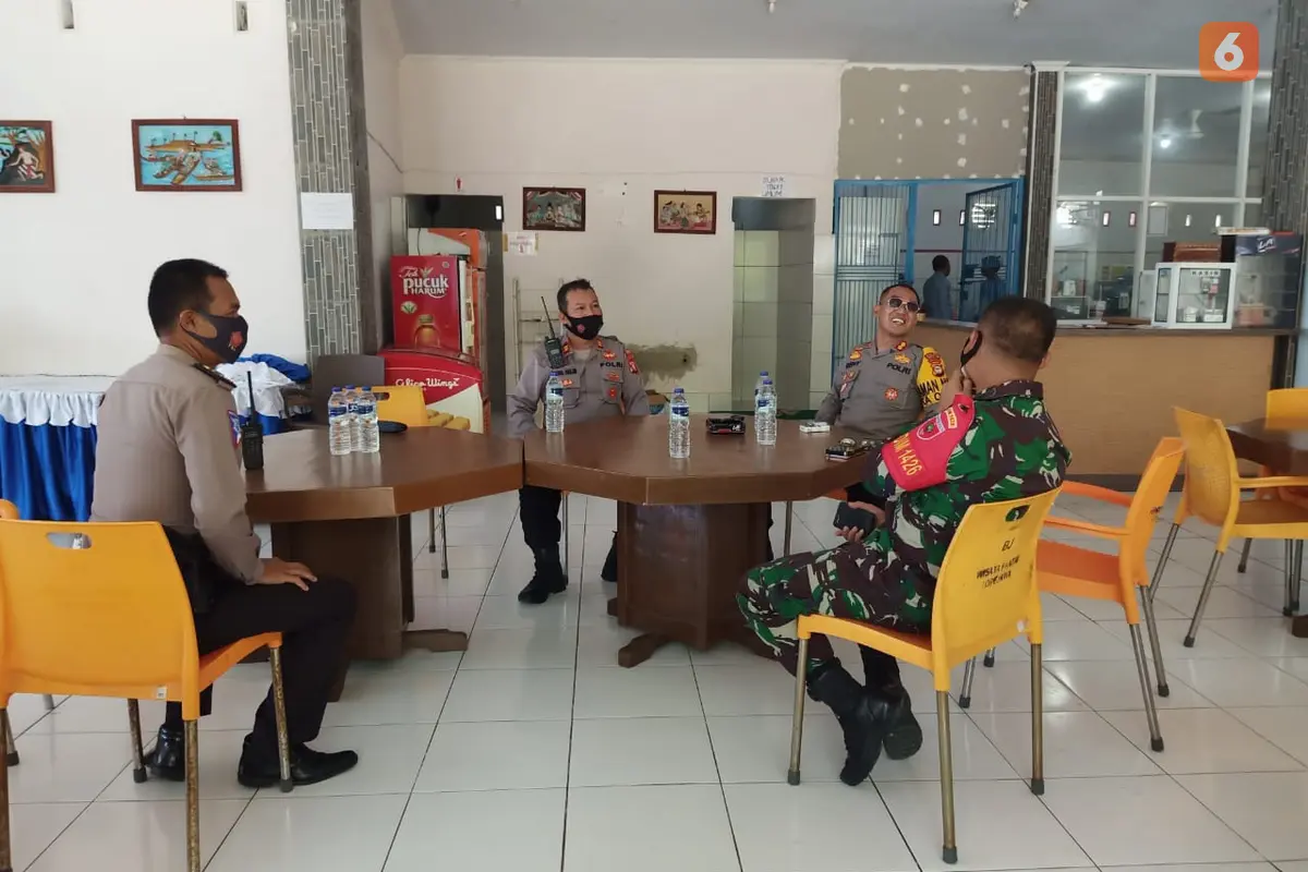 Polisi dan TNI diskusi di kantin Pantai Topejawa (Liputan6.com/Fauzan)
