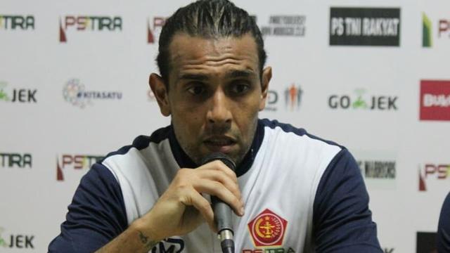 Gelandang PS Tira, Gustavo Lopez berhasil membukuka satu gol dan satu assist untuk membantu timnya mengalahkan Bali United 2-1 di Stadion Sultan Agung, Bantul, Yogyakarta, Senin (30/4/2018).