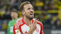 Penyerang Bayern Munchen Harry Kane melakukan selebrasi dengan mengacungkan jari setelah mencetak gol ketiga timnya ke gawang Borussia Dortmund  pada pekan kesepuluh Bundesliga di Stadion Signal Iduna Park, Minggu (5/11/2023) dinihari WIB. (AP Photo/Martin Meissner)