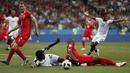 Pemain Kosta Rika, Joel Campbell (2kiri) dijegal pemain Swiss, Denis Zakaria pada laga grup E Piala Dunia 2018 di Nizhny Novgorod Stadium, Nizhny Novgorod, Rusia, (27/6/2018). Swiss bermain imbang 2-2. (AP/Natasha Pisarenko)
