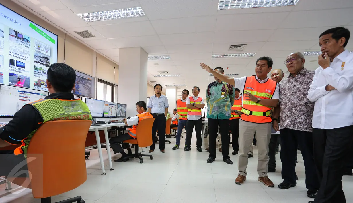 Jokowi memantau langsung Ruang Pemantauan Ekspor Impor di Indonesia Port Corporation (IPC) Tanjung Priok, Jakarta, Rabu (17/6/2015).  Jokowi menemukan ketidakefisienan mencapai Rp 780 T dalam pengelolaan pelabuhan tersebut. (Liputan6.com/Faizal Fanani)