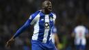 Selebrasi kemenangan pennyerang Porto, Moussa Marega pada leg kedua, babak 16 Liga Champions yang berlangsung di Stadion Do Dragao, Porto, Kamis (7/3). AS Roma kalah 1-3 kontra Porto (AFP/Miguel Riopa)