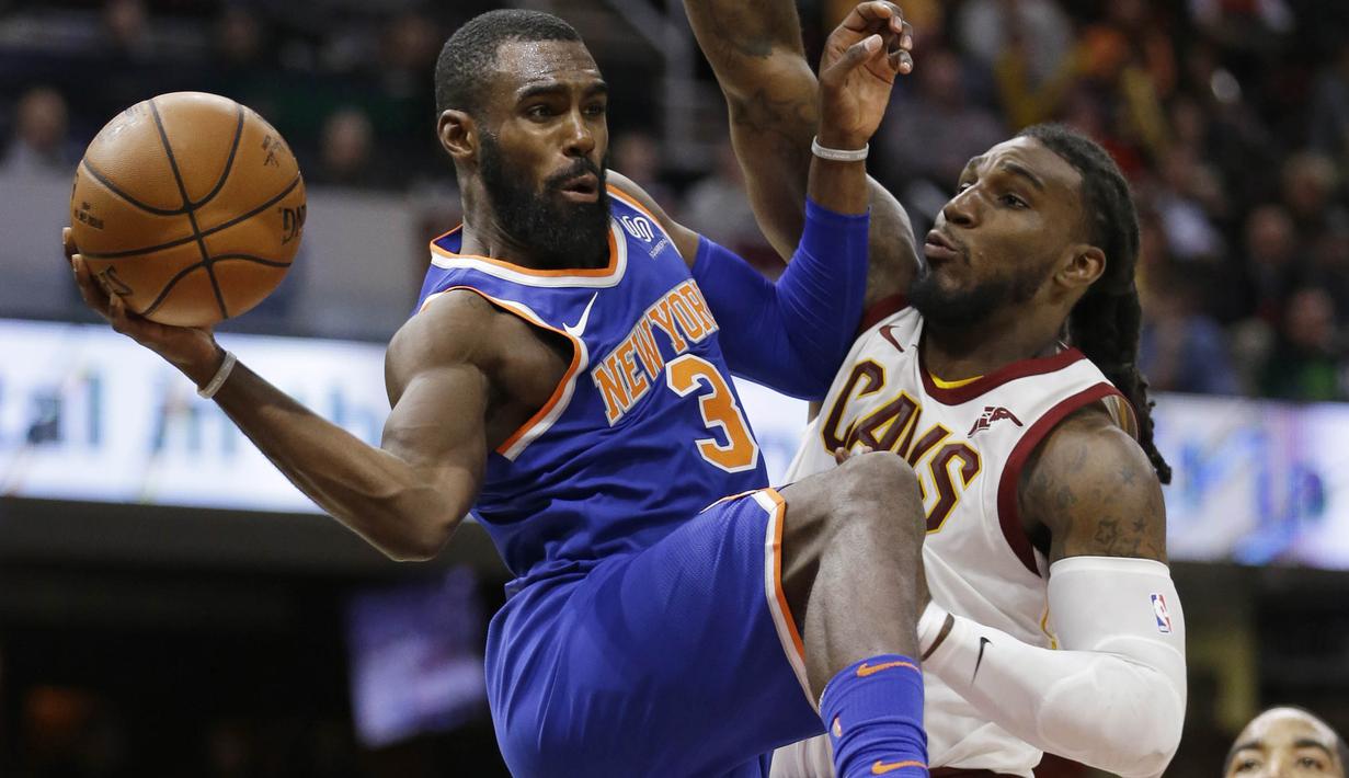 Pebasket New York Knicks, Tim Hardaway Jr, berusaha melewati pebasket Cleveland Cavaliers, Jae Crowder, pada laga NBA di Quicken Loans Arena, Cleveland, Minggu (29/10/2017).  Cleveland Cavaliers kalah 114-95 dari New York Knicks. (AP/Tony Dejak)