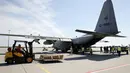 Menggunakan forklift, salah satu pekerja memasukkan peti mati korban jatuhnya pesawat Malaysia Airlines MH-17 di Bandara Kharkiv, (23/7/2014). (REUTERS/Gleb Garanich)