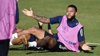 Pemain Lyon Memphis Depay memberi isyarat saat sesi latihan di Stadion Restelo, Lisbon, Portugal, Selasa (18/8/2020). Lyon akan menghadapi Bayern Munchen pada pertandingan semifinal Liga Champions. (Franck Fife/Pool via AP)