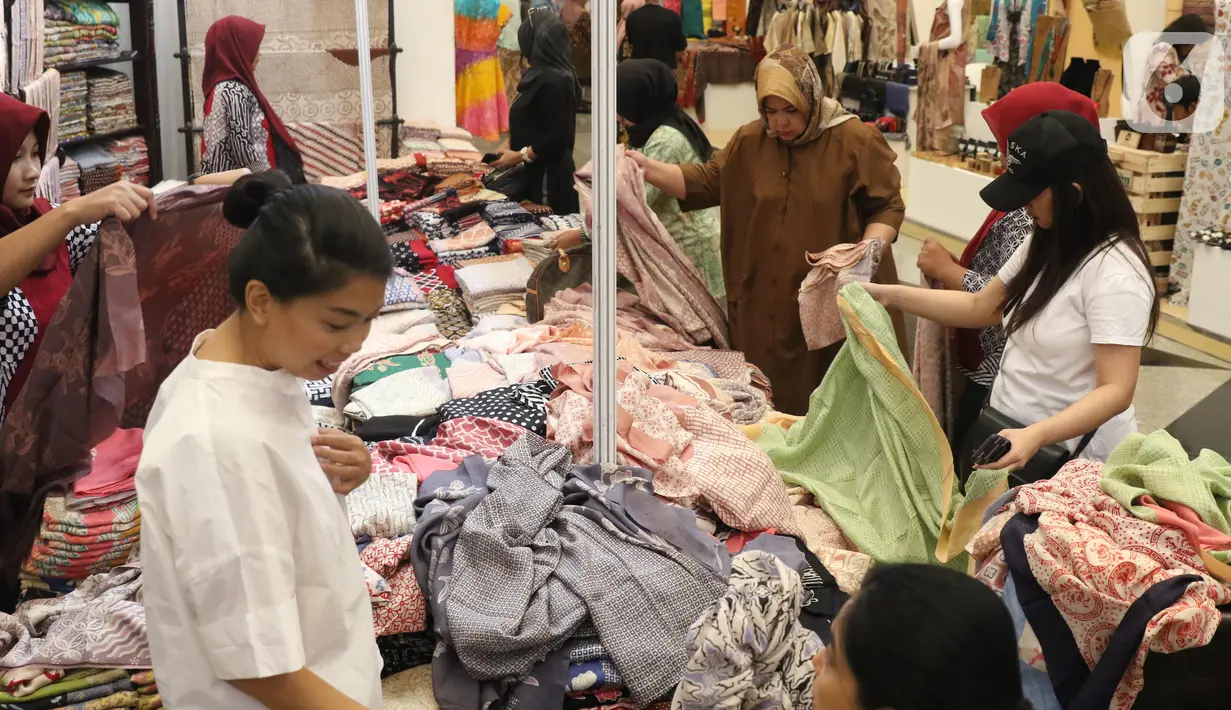 Pengunjung melihat produk yang dipamerkan dalam Crafina 2019 di JCC, Jakarta, Rabu (16/10/2019). Crafina 2019 diikuti sekitar 357 perusahaan kerajinan Indonesia. (Liputan6.com/Angga Yuniar)