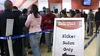 Banyak pendukung tim sepakbola antre, meski ada cara mudah membeli tiket lewat internet. Panitia menyiapkan mesin khusus yang berfungsi mencetak tiket pertandingan. 