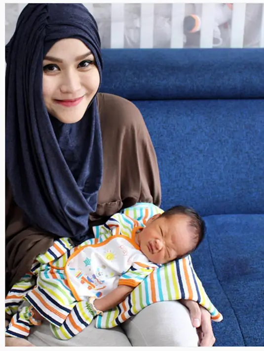 Sabtu (27/2/2016) Zaskia melahirkan anak ketiganya berjenis kelamin laki-laki yang diberinama, Bhai Kaba Bramantyo (sang Pembawa Kabar bahagia dari Keluarga Bramantyo). (Bintang.com/@zaskiadyamecca)