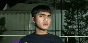 Ricky Harun baru saja mengubah potongan rambutnya dan menggunakan poni yang membuat wajahnya terlihat makin lucu layaknya anak SMA. Seperti apa sih potongan rambut Ricky Harun?