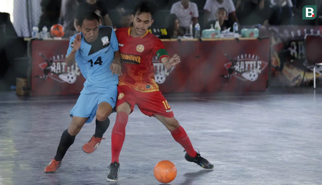 Pemain Merah Jaya berebut bola dengan pemain Spirit F4C pada Super Soccer Futsal Battle di Lapangan Blok S, Jakarta, Sabtu (15/9/2018). Sebanyak 32 tim yang berlaga merupakan tim yang lolos dari babak eliminasi. (Bola.com/M Iqbal Ichsan)