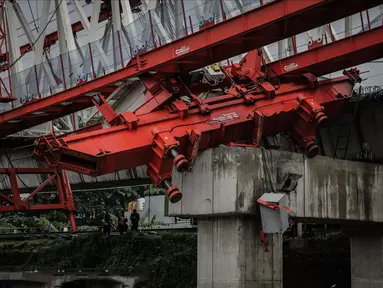 Kondisi crane pengerjaan proyek double-double track kereta api di Jatinegara yang ambruk, Jakarta, Minggu (4/2). Kejadian tersebut menyebabkan empat orang tewas. (Liputan6.com/Faizal Fanani)