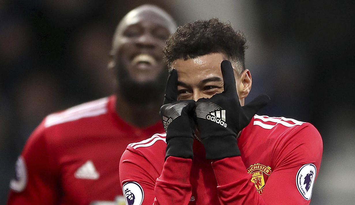 Gelandang Manchester United (MU), Jesse Lingard, melakukan selebrasi usai mencetak gol ke gawang West Bromwich Albion (WBA) pada laga Premier League di Stadion The Hawthorns, Minggu (17/12/2017). MU menang 2-1 atas WBA. (AP/Nick Potts)