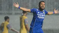 Pemain Persib, Zulham Zamrun, merayakan gol yang dicetak ke gawang Barito Putera pada laga TSC 2016 di Stadion Pakansari, Bogor, Jawa Barat, Sabtu (13/8/2016). Persib menang 2-0 atas Barito Putera. (Bola.com/Vitalis Yogi Trisna)