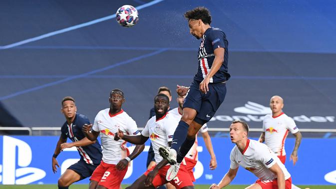 Bek Paris Saint-Germain (PSG), Marquinhos mencetak gol pertama untuk timnya  ke gawang RB Leipzig pada partai semifinal Liga Champions di Estadio da Luz, Lisbon, Selasa (18/8/2020). PSG melaju ke final Liga Champions setelah mengandaskan Leipzig  3-0.  (David Ramos/Pool Photo via AP)