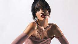 Sebelum terjun ke dunia akting, wanita berusia 20 tahun ini menekuni bidang fashion blogger sekaligus aktivis yang kerap bicara soal sastra dan budaya Indonesia. Tak heran jika penampilannya selalu stylish. (Liputan6.com/IG/@arawindak)