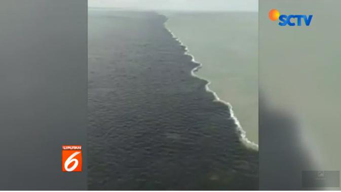 Viral Fenomena Air Terbelah Di Jembatan Suramadu Ini