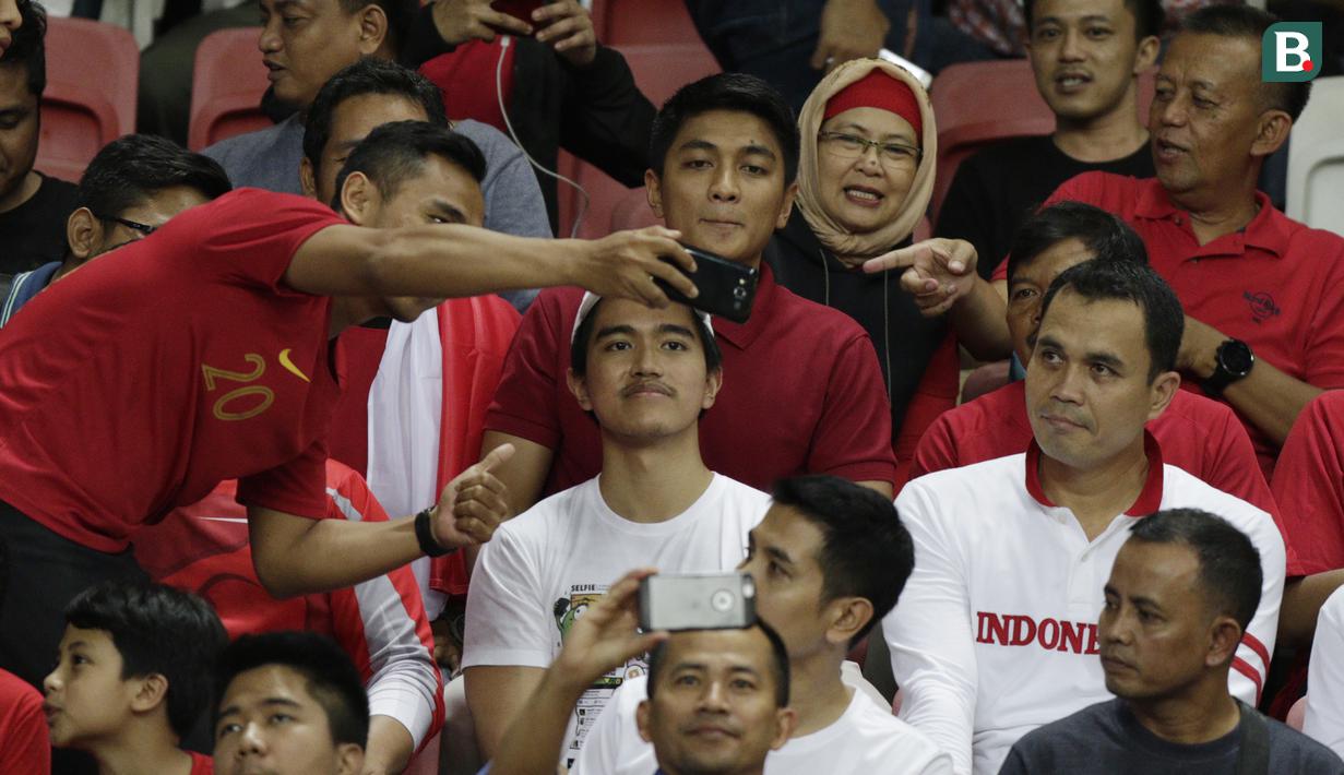 Putra Presiden Joko Widodo, Kaesang Pangarep, menonton laga Piala AFF 2018 antara Singapura melawan Timnas Indonesia di Stadion Nasional, Singapura, Jumat (9/11). Singapura menang 1-0 atas Indonesia. (Bola.com/M Iqbal Ichsan)