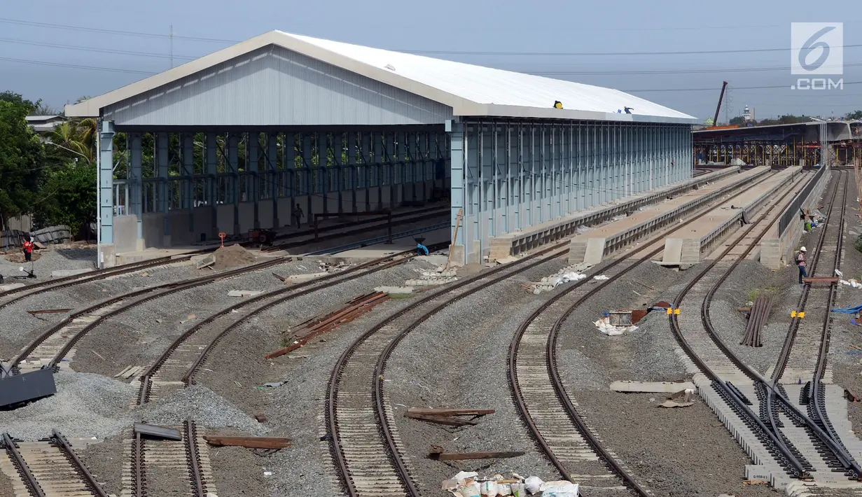 Pekerja menyelesaikan proyek pembangunan depo lokomotif di Cipinang, Jakarta, Jumat (29/12). Depo lokomotif tersebut merupakan bagian dari proyek pembangunan jalur rel dwiganda atau double-double track Manggarai-Cikarang. (Liputan6.com/JohanTallo)