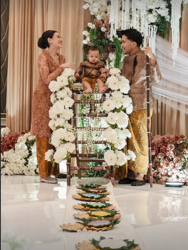Tedak Siten Arash Putra Aaliyah dan Thariq