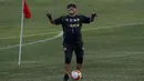 Legenda Argentina, Diego Maradona menari di lapangan selama latihan di Stadion Banorte, Meksiko,(10/9). Maradona sendiri pernah menangani beberapa klub dan sempat melatih timnas Argentina. (AP Photo/Marco Ugarte)