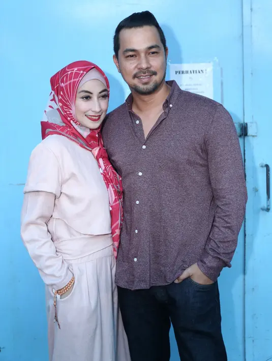 Sebagai pasangan, salah satu harus terus belajar menerima kekurangan dan kelebihan dari masing-masing. Bahkan, Annisa yang telah tiga kali menikah itu mengaku banyak belajar dari suaminya. (Nurwahyunan/Bintang.com)