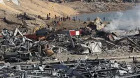 Petugas penyelamat dan keamanan bekerja di lokasi ledakan besar di Beirut, Lebanon, Rabu (5/8/2020). Ledakan yang mengakibatkan puluhan orang tewas dan ribuan lainnya terluka tersebut meratakan pelabuhan dan merusak bangunan di seluruh Beirut. (AP Photo/Hussein Malla)