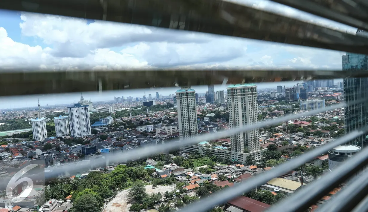Deretan gedung bertingkat terlihat mulai memadati ibukota Jakarta, Sabtu, (1/10). Akibat pertumbuhan gedung yang pesat, lahan ruang terbuka hijau semakin sempit.  (Liputan6.com/Fery Pradolo)