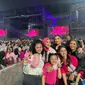Ashanty tampil mengenakan outfit serba hitam dan pink, biar sama dengan tema girlband-nya. Ia datang bersama keluarga di Konser Blackpink. (Instagram/syahnazs)