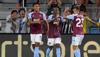 Pemain Aston Villa Moussa Diaby (tengah) merayakan dengan rekan setimnya Ollie Watkins dan Philippe Coutinho setelah mencetak gol ke gawang Fulham pada pertandingan sepak bola Premier League Summer Series di Orlando, Florida, Amerika Serikat, Rabu (26/7/2023). Moussa Diaby yang baru dibeli dari Bayer Leverkusen langsung tampil memukau dengan menyumbang satu gol saat Aston Villa mengalahkan Fulham 2-0. (AP Photo/John Raoux)