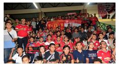 Tak hanya sekedar nonton bareng pertandingan Premier League antara Manchester United melawan Arsenal, Bola.com bersama Samsung Smartphone juga bagi-bagi hadiah kepada penonton yang hadir.