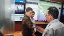 Menteri Perhubungan Ignasius Jonan  terlihat bertandang ke semua direktorat jenderal mulai dari lantai 12 hingga lantai dasar kantor Kemenhub, Jakarta, (27/10/2014). (Liputan6.com/Faizal Fanani)