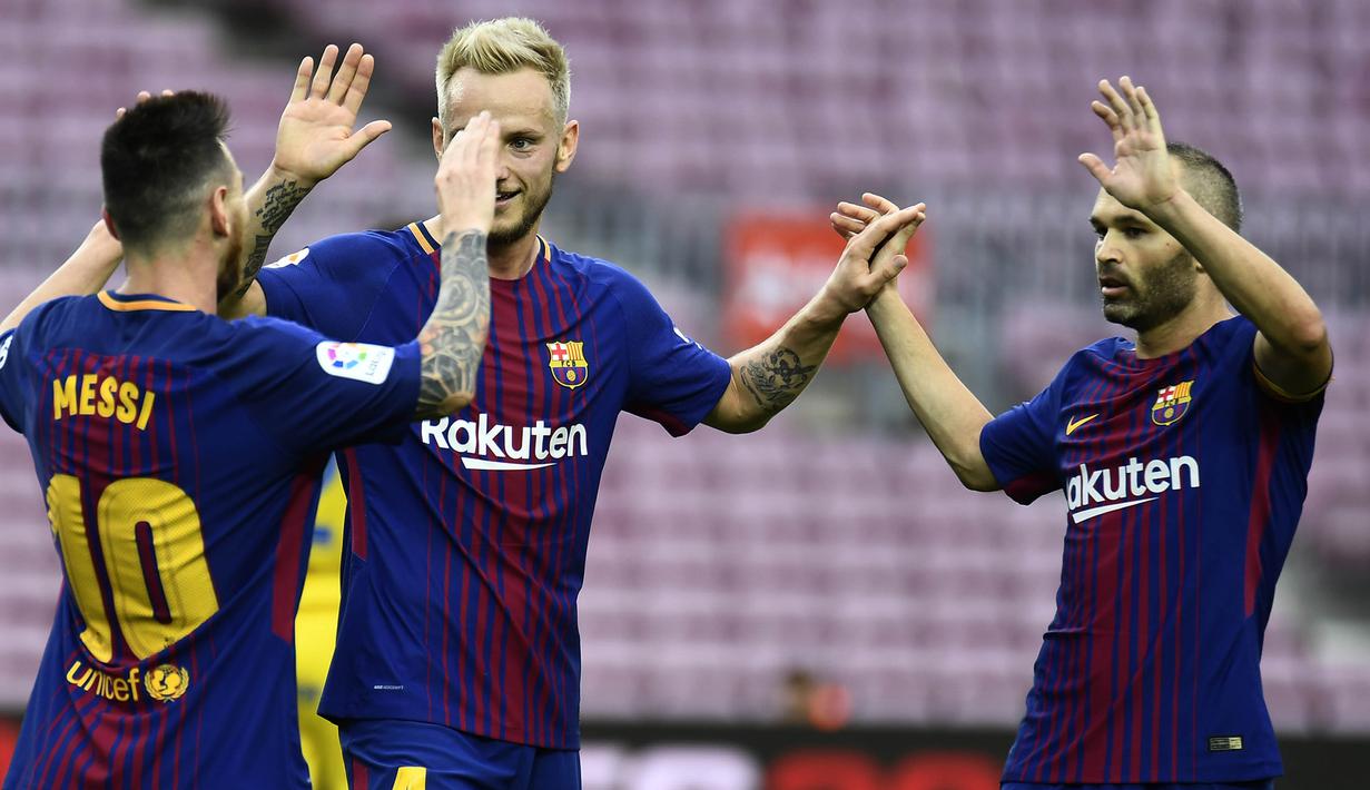 Para pemain Barcelona merayakan gol yang dicetak Lionel Messi ke gawang Las Palmas pada laga La Liga Spanyol di Stadion Camp Nou, Katalonia, Minggu (1/10/2017). Barcelona menang 3-0 atas Las Palmas. (AFP/Jose Jordan)