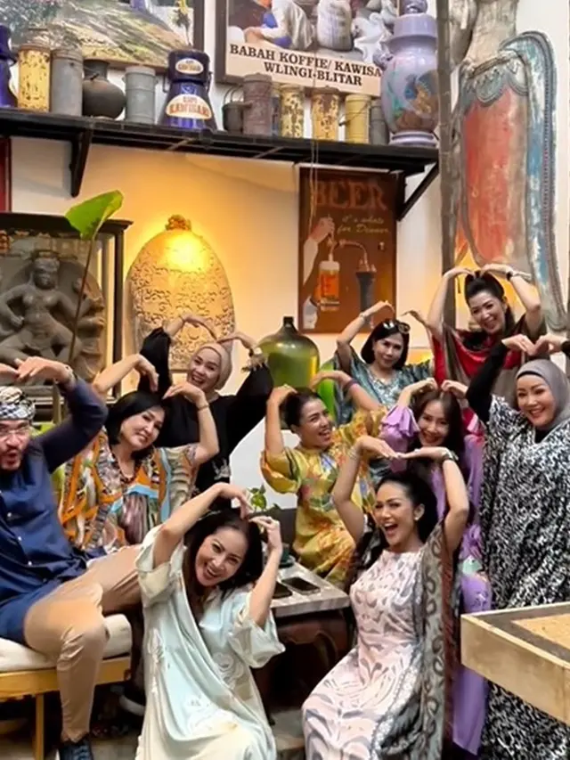 6 Potret Geng Arisan Kepompong Bukber, Gaya Glamor Krisdayanti hingga Mayangsari