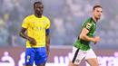 Pemain Al-Nassr, Sadio Mane (kiri) dan pemain Al-Ettifaq, Jordan Henderson saat laga pekan pertama Liga Arab Saudi 2023/2024 di Prince Mohamed bin Fahd Stadium, Dammam, Selasa (15/08/2023) dini hari WIB. (AFP/Ali Alhaji)