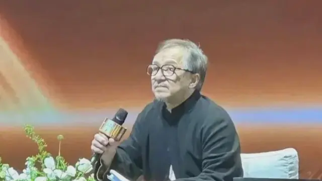 Penampilan Terbaru Jackie Chan dengan Rambut Serba Putih Bikin Netizen Kaget, Tak Rela Sang Idola Menua