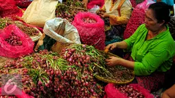 Sejumlah pedagang tampak memisahkan bawang dengan daunnya, Pasar Induk Kramat Jati, Jakarta, Jumat (19/6/2015). Bawang merah mengalami kenaikan dari harga Rp 20 ribu/kg saat ini mencapai Rp 22 ribu hingga 25 ribu/kg. (Liputan6.com/Yoppy Renato)