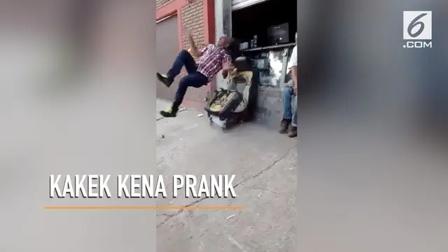 Seorang kakek terkena prank saat tengah duduk santai, kejadian ini membuatnya terpental.