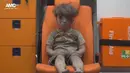 Omran Daqneesh, salah satu bocah yang berhasil diselamatkan dari reruntuhan gedung di Aleppo, Suriah (17/8). Omran selamat dari reruntuhan gedung akibat serangan jet tempur milik pemerintah Suriah. (REUTERS)