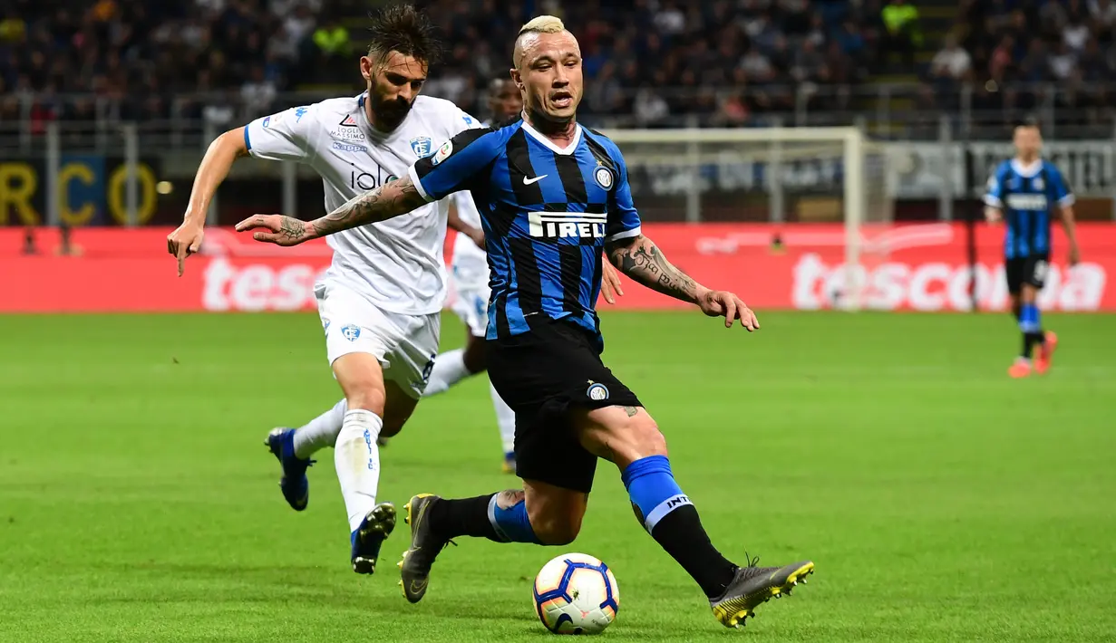Gelandang Inter Milan, Radja Nainggolan berebut bola dengan pemain Empoli Marko Pajac pada pertandingan pekan ke-38 Serie A di Giuseppe Meazza, Minggu (26/5/2019). Inter Milan akhirnya lolos ke Liga Champions musim depan setelah bersusah payah menyegel kemenangan 2-1 atas Empoli. (Miguel MEDINA/AFP)