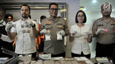 Kabid Humas Polda Metro Jaya Kombes Pol Argo Yuwono (ketiga kanan) menunjukkan barang bukti saat rilis pengungkapan narkotika jenis baru di Mapolda Metro Jaya, Jakarta, Senin (25/2). (Merdeka.com/Iqbal S. Nugroho)