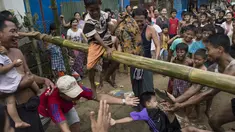 Seorang bocah terjatuh saat mengikuti Perang Bantal di Yangon, Rabu (4/1). Acara tersebut digelar dalam rangka HUT Kemerdekaan Myanmar ke-69. (AFP PHOTO / YE AUNG THU)
