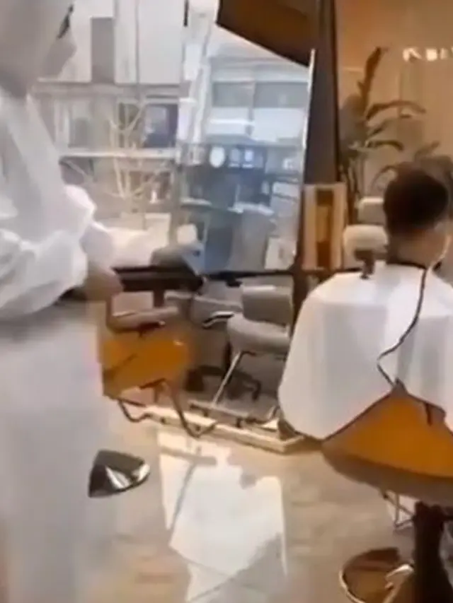 Viral Cara Unik Tukang Cukur Rambut di China Akibat Wabah Virus Corona
