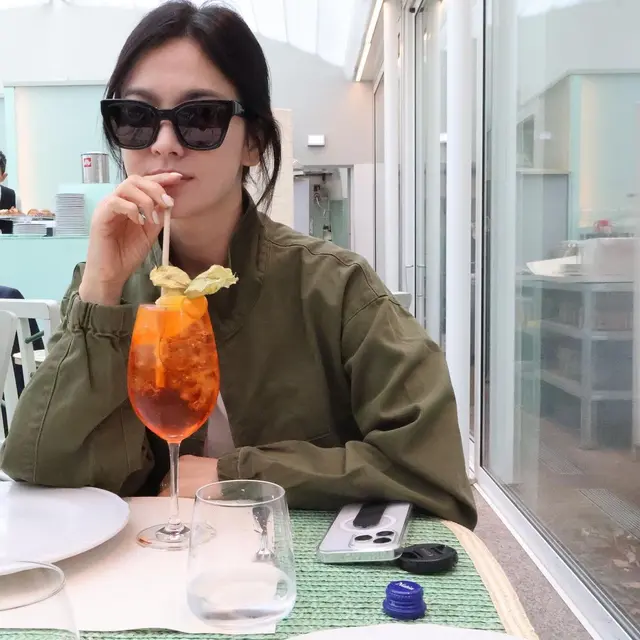 5 Gaya santai Song Hye-kyo sebelum hadiri Milan Fashion Week, penampilannya bak usia 20-an 