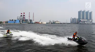 Wakapolri Komjen Pol Syaffrudin saat aksi bermain jetski dalam acara Bhayangkara Cup Jetski Round 1 di Pantai Mutiara Pluit, Jakarta, Minggu (22/07). Polri mendukung pengembangan olahraga jetski di Indonesia. (Liputan6.com/Fery Pradolo)