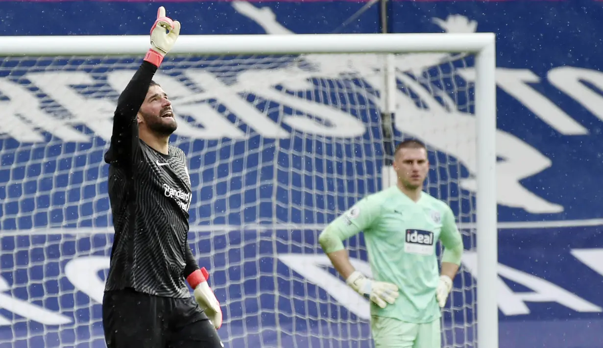 Alisson Becker - Kiper Liverpool ini baru saja mencatatkan namanya di papan skor pertandingan di Liga Inggris. Alisson menjadi pahlawan kemenangan Liverpool setelah sundulannya merobek gawang West Brom dan membuat timnya menang 2-1. (AP/Rui Vieira, Pool)