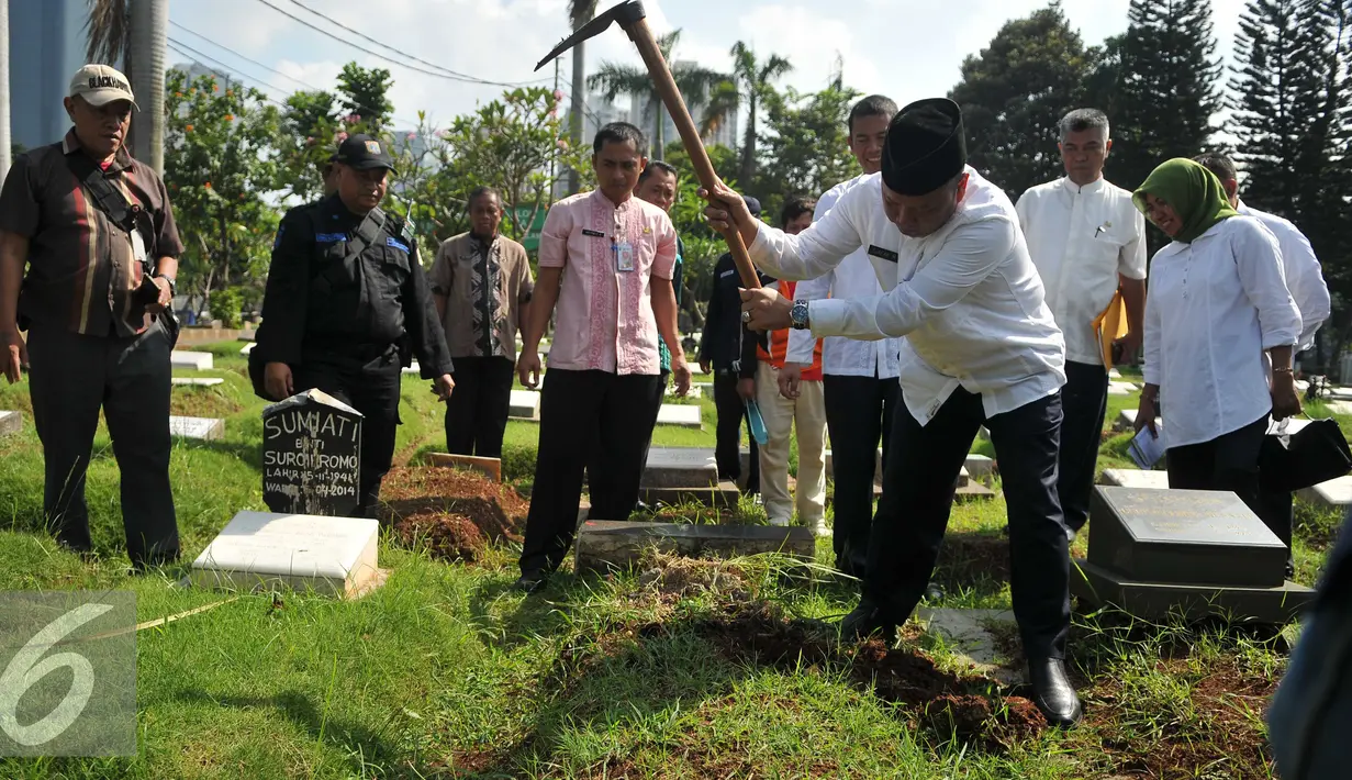 Kepala Dinas Pertamanan dan Pemakaman DKI Jakarta Djafar Muchlisin membongkar 4 makam dari total terindikasi 14 makam fiktif di Tempat Pemakaman Umum (TPU) Menteng Pulo, Jakarta Selatan, Kamis (28/7). (Liputan6.com/Gempur M Surya)