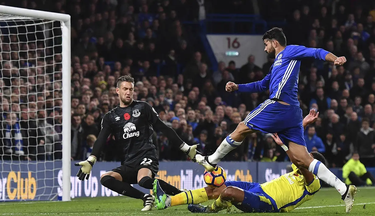 Striker Chelsea, Diego Costa, mencoba membobol gawang Everton pada laga Premier League di Stamford Bridge Stadium, Inggris, Sabtu (11/2016). Chelsea menang 5-0 atas Everton. (AFP/Ben Stansall)